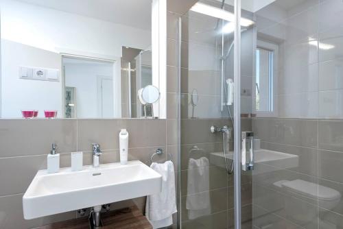 赫瓦爾的住宿－Holiday house with a swimming pool Hvar - 22428，白色的浴室设有水槽和淋浴。