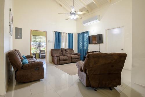 Μια τηλεόραση ή/και κέντρο ψυχαγωγίας στο Villas in Draxhall, Pool, Gym, Tennis, Kids Playground