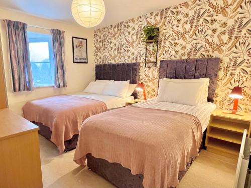 Giường trong phòng chung tại Payler House Sheffield-WiFi -Large Parking Space-cozy 4 bedrooms