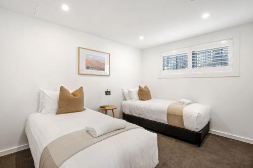 En eller flere senge i et værelse på Lakeside Luxury 2 Bedroom Apartment