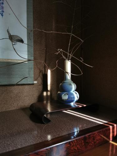 a blue vase sitting on top of a table at 心遊亭Shin Yu Tei 一軒雅宿 in Kanazawa