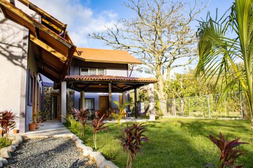 a house with a pathway leading to the front yard at Casa Morada in Antón