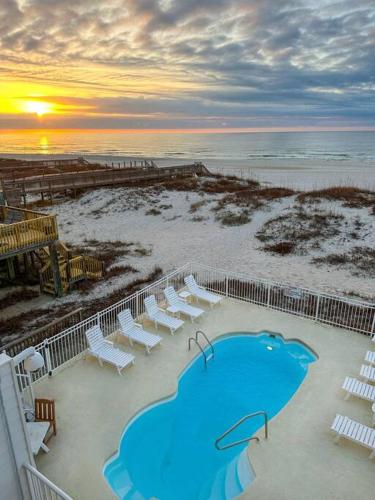 Dolphin View Duplex Side B - Beachfront Heated Pool -Gulf Shores Alabama - Near The Hangout - Four-Bedroom House