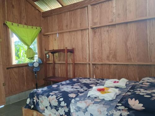ein Schlafzimmer mit einem Bett mit Handtüchern darauf in der Unterkunft Casa jungla bahía Drake in Drake