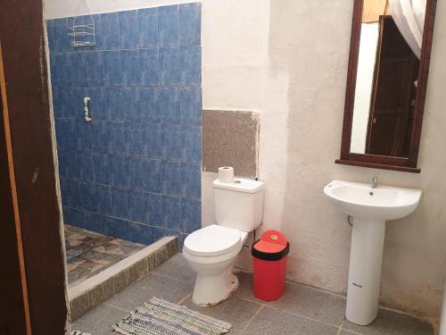 bagno con servizi igienici e lavandino di Casa jungla bahía Drake a Bahía Drake