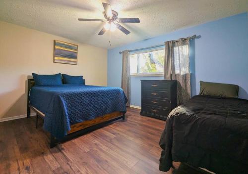 ein Schlafzimmer mit einem Bett und einem Deckenventilator in der Unterkunft Quiet, Spacious, Pet-Friendly in Humble