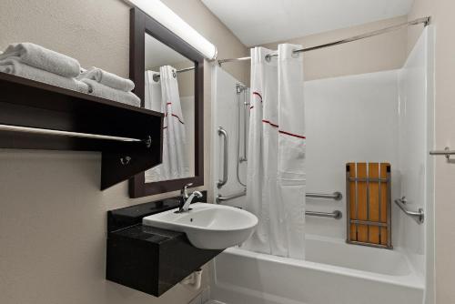 uma casa de banho com um lavatório, um WC e um chuveiro em Red Roof Inn Spartanburg - I-85 em Spartanburg