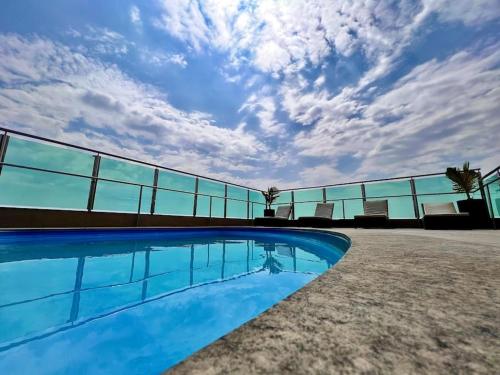 - une vue sur la piscine en face d'un bâtiment dans l'établissement Oásis Urbano com Netflix na Raja Gabáglia, à Belo Horizonte
