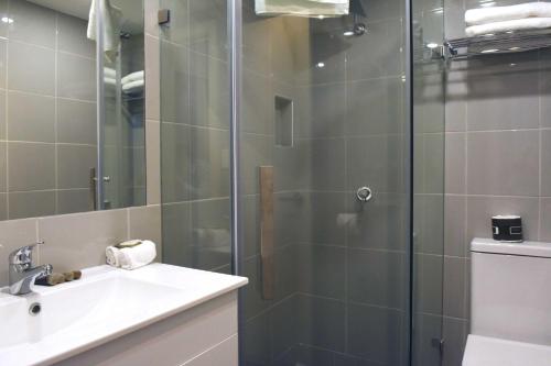 Bilik mandi di Buckingham Apartments