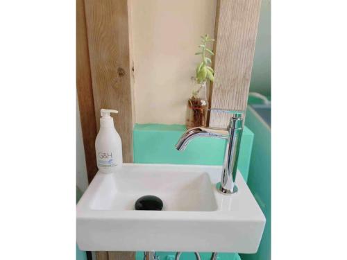 um lavatório de casa de banho com uma garrafa de sabão em KAMEYA HOUSE ENOSHIMA - Vacation STAY 69765v em Fujisawa