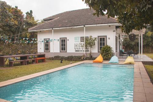 una piscina frente a una casa en Villa Sky By The Villas 100 en Cisarua