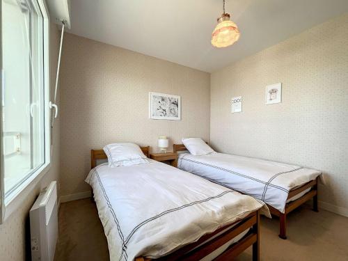deux lits jumeaux dans une chambre avec fenêtre dans l'établissement Appartement 2 chambres près de la plage avec balcon, ascenseur, garage et Wi-Fi gratuit - FR-1-361-487, à Granville