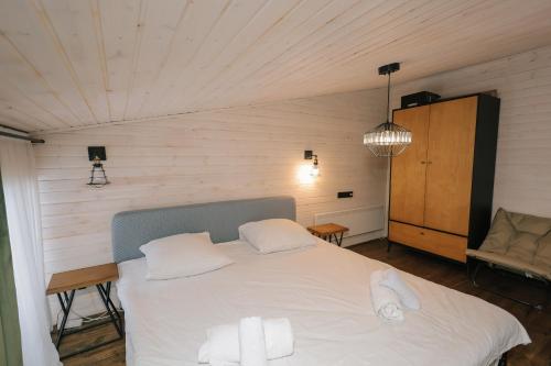 - une chambre avec un lit et des serviettes dans l'établissement Kokhta Cottage, à Bakuriani