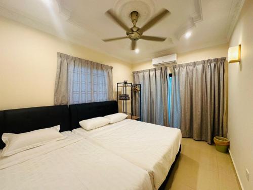 Schlafzimmer mit einem Bett und einem Deckenventilator in der Unterkunft Landed 4BR 11PAX Near Airport KK in Putatan