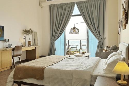 1 dormitorio con cama, escritorio y ventana en Yussy Homestay at Carnelian Tower Forest City, en Gelang Patah