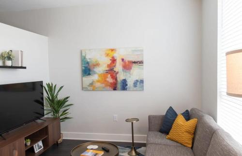 TV a/nebo společenská místnost v ubytování Cozysuites l Prime 1BR in Downtown Cincinnati