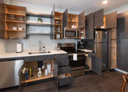 Kuchyň nebo kuchyňský kout v ubytování Cozysuites l Prime 1BR in Downtown Cincinnati