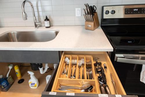Kuchyň nebo kuchyňský kout v ubytování Cozysuites l Prime 1BR in Downtown Cincinnati