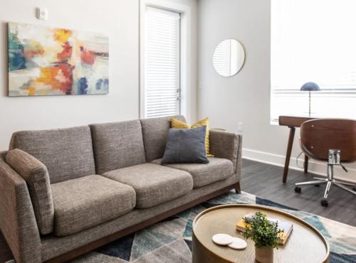 Χώρος καθιστικού στο Cozysuites l Upscale 1BR in Downtown Cincinnati