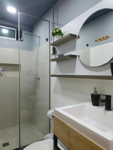 y baño con lavabo y ducha. en Hostel Boutique Musa Paradisiaca en Santa Marta