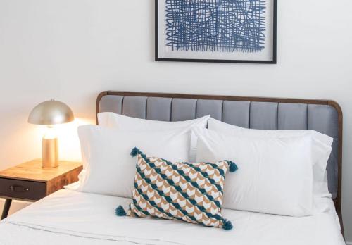 Ένα ή περισσότερα κρεβάτια σε δωμάτιο στο Cozysuites l Upscale 1BR in Downtown Cincinnati