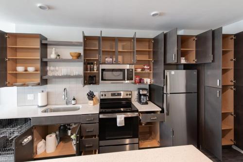 Η κουζίνα ή μικρή κουζίνα στο Cozysuites l Upscale 1BR in Downtown Cincinnati