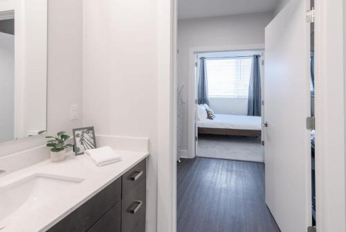 Ένα ή περισσότερα κρεβάτια σε δωμάτιο στο Cozysuites l Upscale 1BR in Downtown Cincinnati