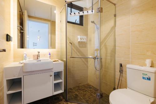 e bagno con doccia, servizi igienici e lavandino. di One bedroom in Vinhomes Dcapitale - Cau Giay a Hanoi