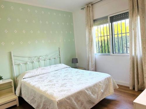 - une chambre avec un lit blanc et une fenêtre dans l'établissement Villa L'Ametlla de Mar, 5 pièces, 8 personnes - HISP-217-219, à L'Ametlla de Mar