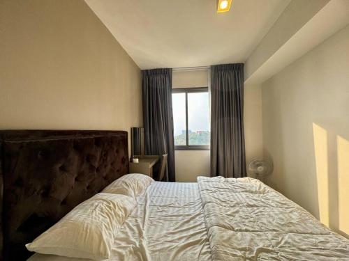 um quarto com uma cama grande e uma janela em Unixx South Pattaya High speed Sea View by May’sa em Ban Hui Yai Muk