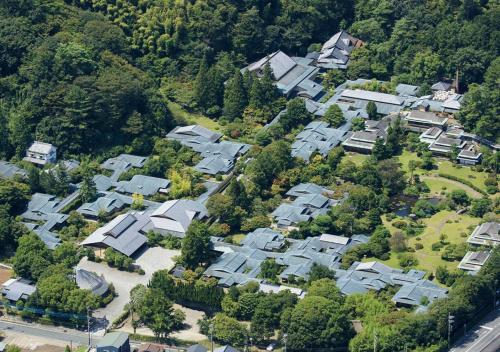 una vista aérea de un barrio residencial con casas en Sanyo-so, en Izunokuni