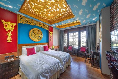 a bedroom with a large bed with a gold ceiling at Along the River B&B in Dongshan