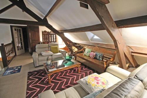 ein Wohnzimmer mit Sofas und einem Tisch in der Unterkunft La musardiere de louisiane in Saint-Brice-sur-Vienne