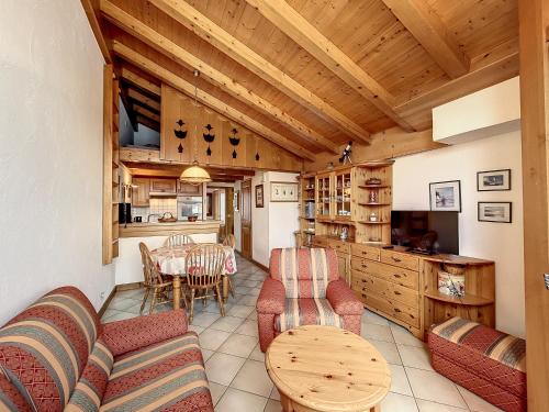 un salon avec une table et des chaises et une cuisine dans l'établissement Appartement 3 pièces proche pistes à Combloux avec parking - FR-1-560-117, à Combloux