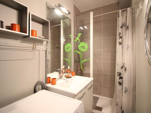 une salle de bain avec un lavabo et une douche dans l'établissement Bel Appartement T2 avec Balcon et Wifi au Mont-Dore - FR-1-608-267, à Le Mont-Dore