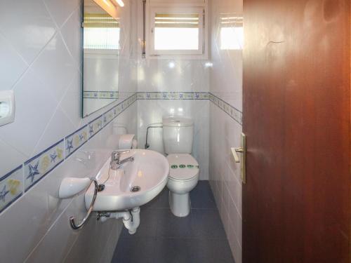 Koupelna v ubytování Casa Llançà, 3 dormitorios, 8 personas - ES-228-175