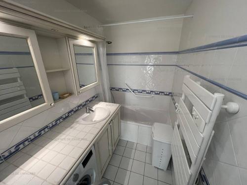 Koupelna v ubytování T3 climatisé avec piscine, tennis, proche plage à Cavalaire - FR-1-100-330