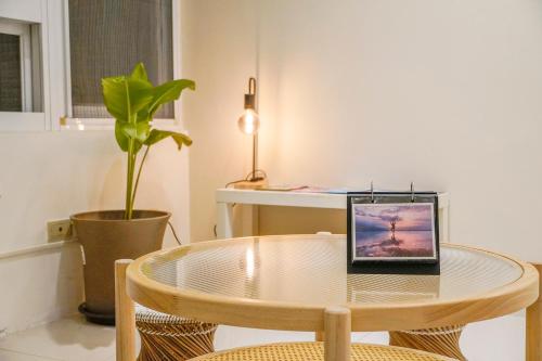 Una televisión o centro de entretenimiento en Maybe Homestay