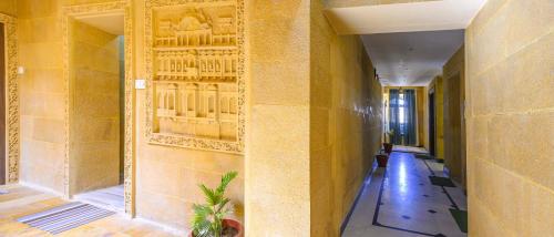 um corredor de um edifício com paredes amarelas em Hotel Royal Lakhina Jaisalmer em Jaisalmer