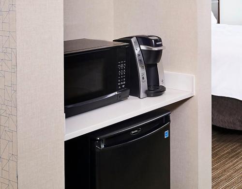 a microwave sitting on a counter in a hotel room at Holiday Inn Express Niagara-On-The-Lake by IHG in Niagara-on-the-Lake