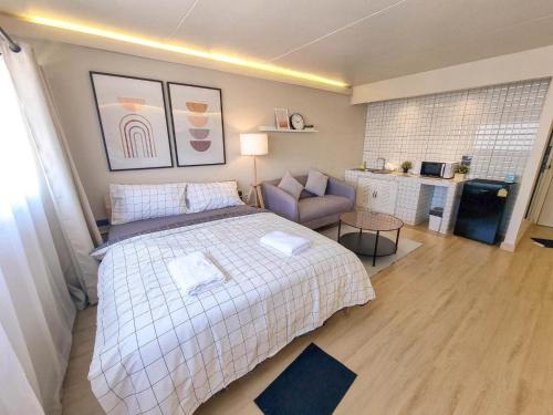 Ban Bang PhangにあるBetter Room ห้องพักรายวัน เมืองทองธานี C4のベッドとソファのある寝室