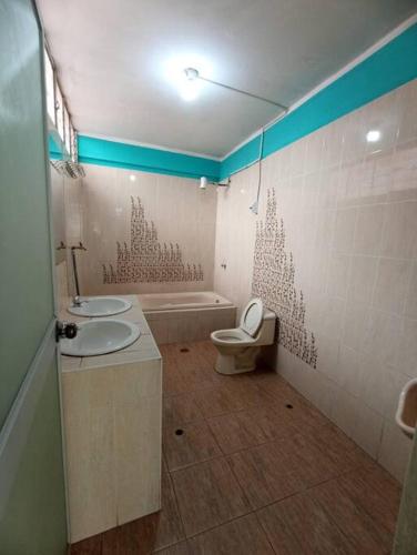 にあるSe Alquila Departamento Bonitoのバスルーム(洗面台2台、トイレ、バスタブ付)