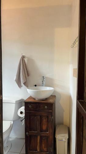 ein Bad mit einem Waschbecken und einem WC in der Unterkunft Donde Polo Hostal in Suchitoto