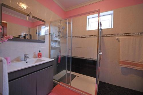 ein Bad mit einer Dusche und einem Waschbecken in der Unterkunft 3 bedrooms house with terrace and wifi at Ponta do Sol in Ponta do Sol