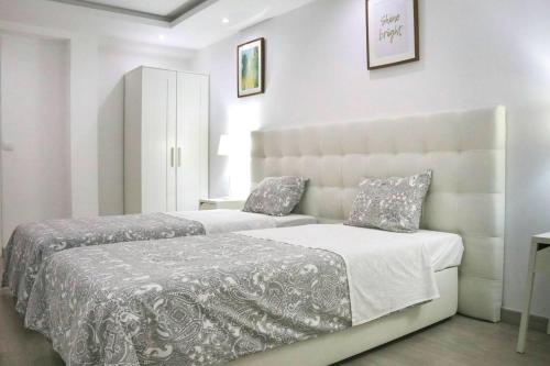 Dormitorio blanco con cama grande y cabecero grande en 4 bedrooms villa with private pool jacuzzi and terrace at Rebordoes Souto, en Rebordões
