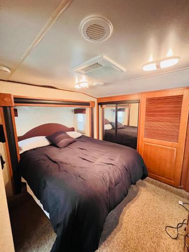 Heart of eaglepass في إيغل باس: غرفة نوم بسرير كبير بقارب