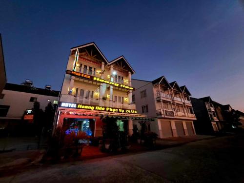 Khách sạn Hoàng Hảo في Ðưc Trọng: مبنى عليه لافته