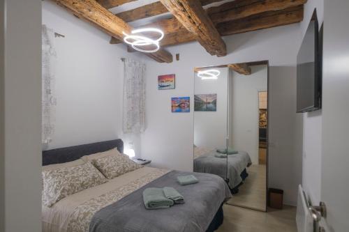 um quarto com 2 camas e um tecto em Ca' Spritz - Home em Veneza