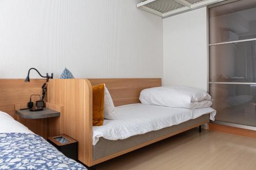 Postel nebo postele na pokoji v ubytování yksi STAY ＆ APARTMENT OSAKA