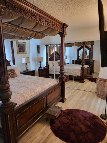 - une chambre avec deux lits et un lit à baldaquin dans l'établissement Newly remodeled! COZY and FUN!, à Lancaster